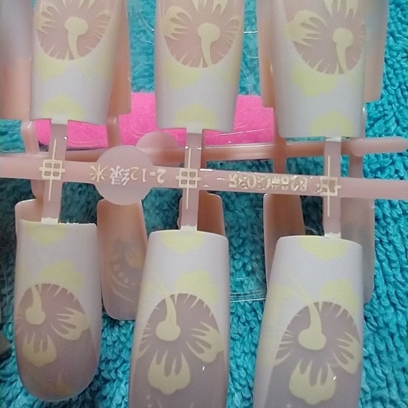 Press on nails white yellow nude flower floral set - Picture 2 of 2